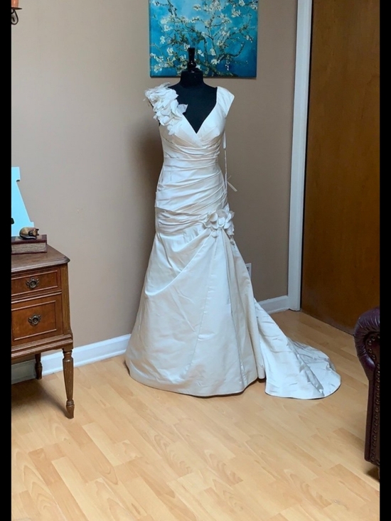 Watters Dresses & Skirts - Watters Egg Shell Floral-Applique V-Neck Wedding Dress